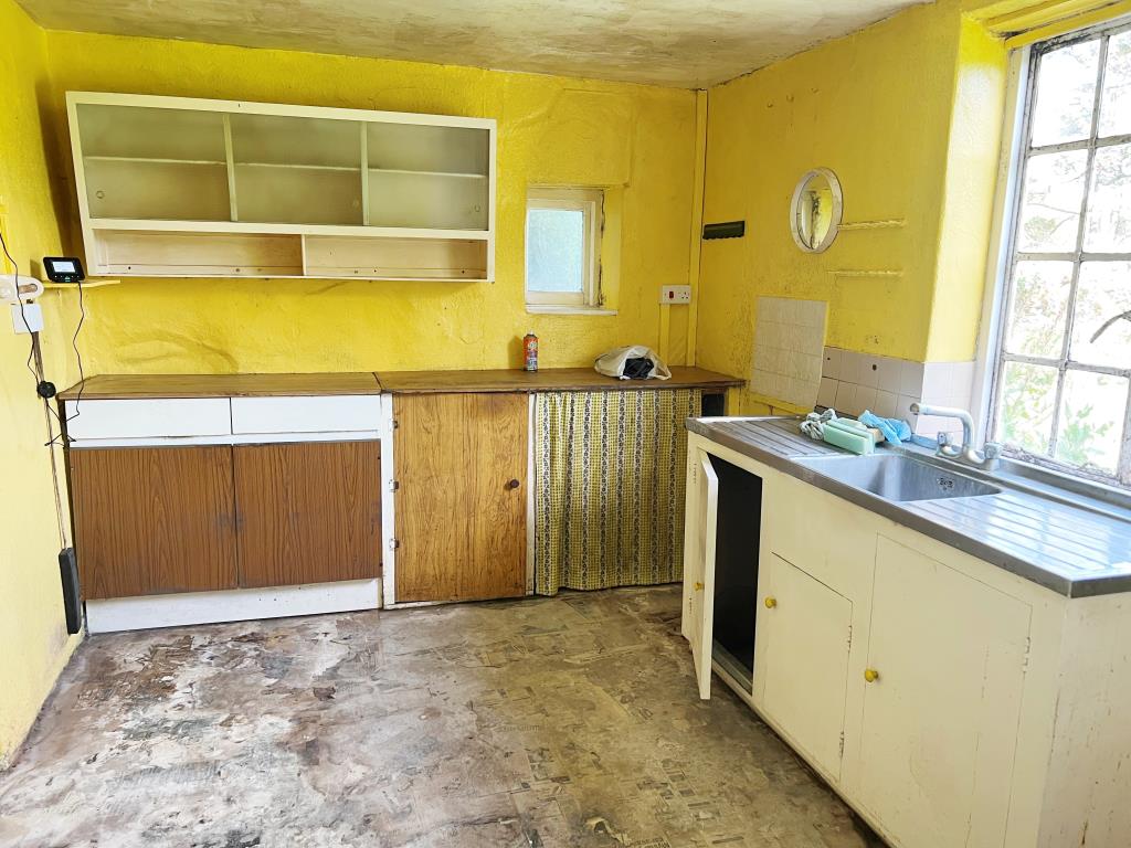 Lot: 53 - RURAL FREEHOLD COTTAGE FOR REFURBISHMENT ON A 0.4 ACRE PLOT -